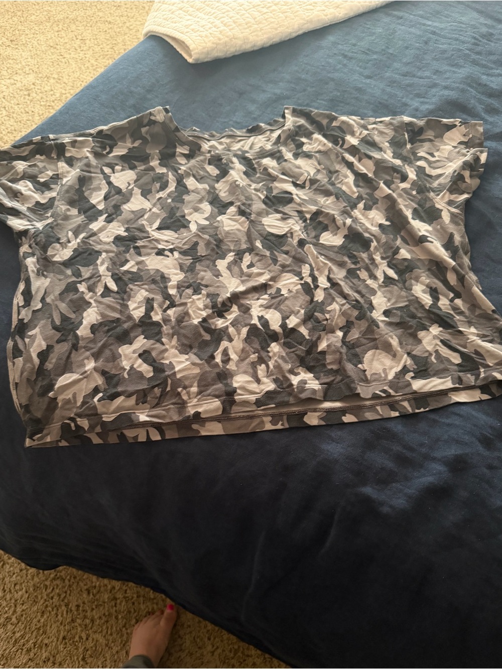 lululemon athletica Camouflage Short Sleeve cropped Tee in Gray and Black